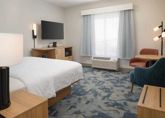 Hampton & Hotel